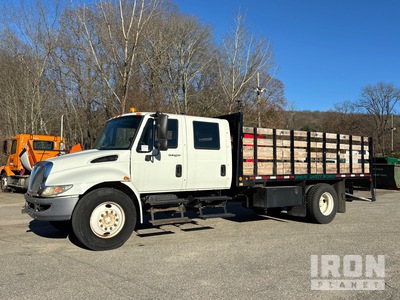 2009 International 4300 4x2 Crew Cab Camion à Plateau