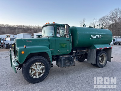 1975 Mack R400 4x2 散水車