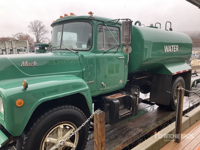 1975 Mack R401P Wassertank-Lkw