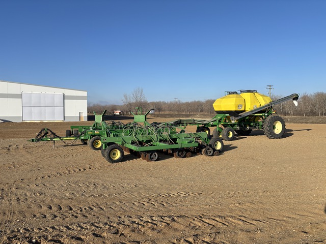 2004 John Deere 1895 43 ft Air Drill w/ John Deere 1910 Air Cart 2004 John Deere 1895 43 ft Air Drill w/ John Deere 1910 Air Cart