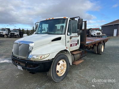 2003 International 4400 4x2 Flatbed Truck