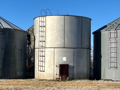 +/- 2400 bu Grain Bin
