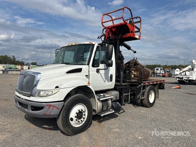 2017 International 4300 4x2 Camion con pinza