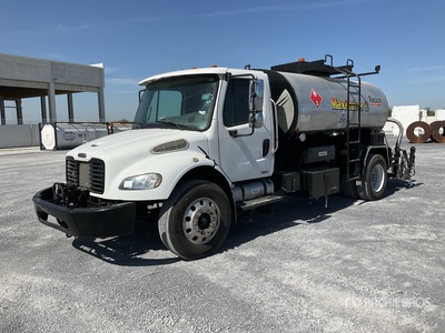 Rosco Maximizer II 2000 gal on 2005 Freightliner M2 4x2 Camion Distribuidor de Asfalto / Asphalt Distributor Truck