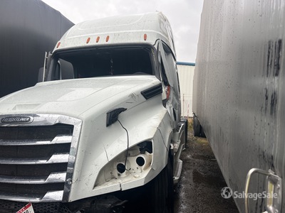 2023 Freightliner Cascadia 6x4 Cabeza Tractora Cabina Dormitorio (Inoperable)
