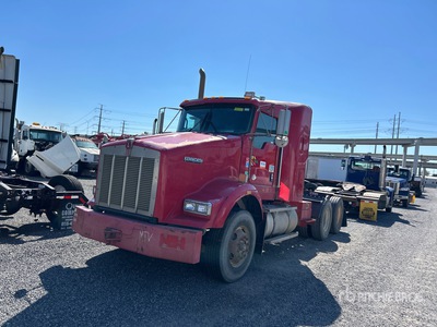 2013 Kenworth T800 6x4 3- Achs Sattelzugmaschine mit Schlafkabine (Inoperable)