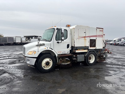 2000 Elgin Broom Bear on 2005 Freightliner M2 106 Autocarro spazzatrice