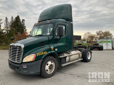 2016 Freightliner Cascadia 113 4x2 S/A Day Cab Truck Tractor