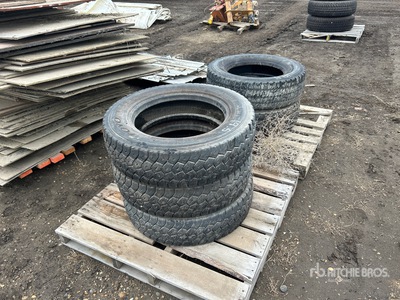 Quantity of (5) 19.5 Commercial Truck Neumáticos