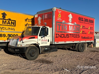 2006 International 4300 4x2 Furgoneta caja cerrada