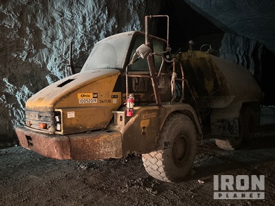 2010 Cat 725 5000 gal 6x6 Articulated Water Truck