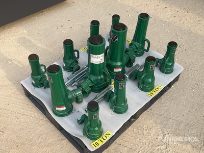 Quantity of (12) Screw Jacks ورش و مخازن متنوعة (Unused)