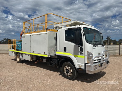 2011 Isuzu FSR 850 4x2 Camion citerne à carburant et lubrifiant