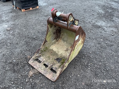 WHITES 24 in Excavator Bucket - Fits Kubota