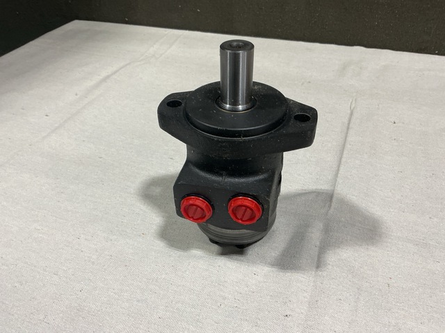 (2) Hydraulic Motors (2) Hydraulic Motors