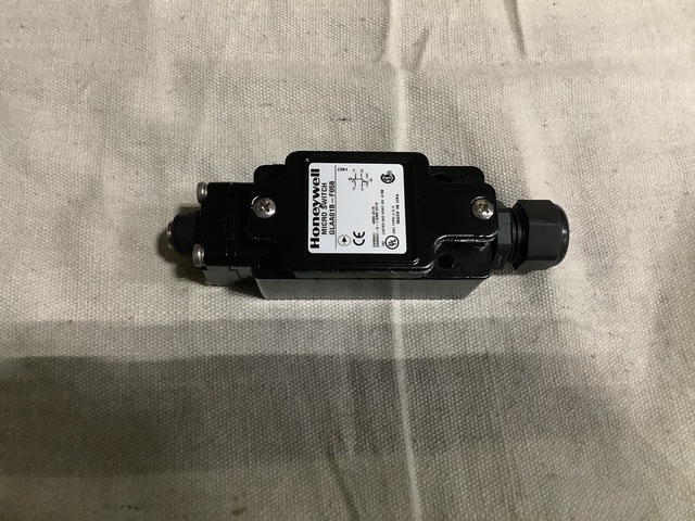 (4) Honeywell GLAA01B-F058 Micro Switches