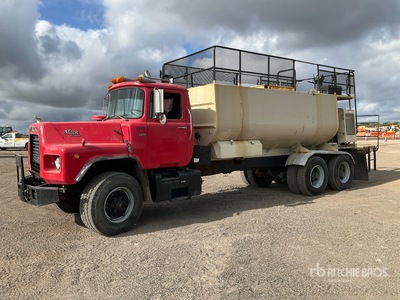1989 Mack DM690S 6x4 Hydro-semoir monté sur camion