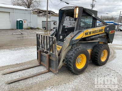 2010 New Holland L185 Chargeuse à direction à glissement