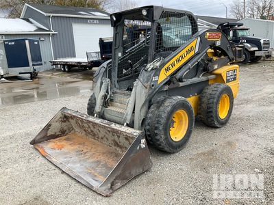 2012 New Holland L225 Chargeuse à direction à glissement
