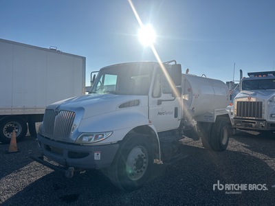 2011 International 4300 2000 gal 4x2 Water Truck