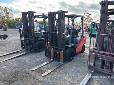 2011 Toyota 8FGU25 4500 lb Pneumatic Tire رافعة شوكية