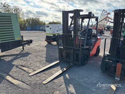 2015 Toyota 8FGU30 5620 lb Pneumatic Tire رافعة شوكية