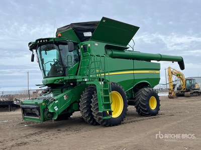 2013 John Deere S680 Combine Harvester