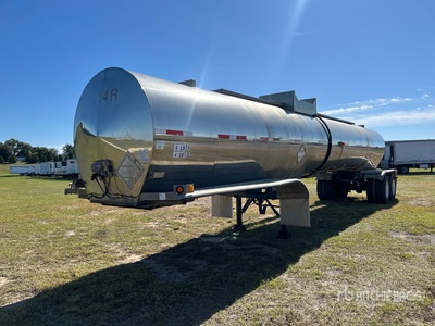 1999 Nova Fabricating 5500 gal T/A Tanker Trailer