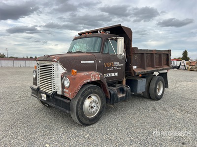 1974 International 4x2 Camión volquete