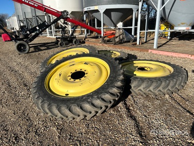 Quantity of (4) Firestone 520/85R38 Neumáticos