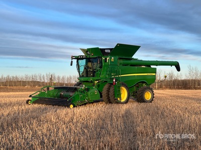2013 John Deere S690 4x4 Combine Harvester