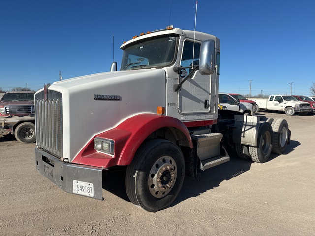 2006 Kenworth T800 6x4 T/A Day Cab Truck Tractor 2006 Kenworth T800 6x4 T/A Day Cab Truck Tractor