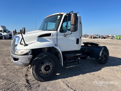 2004 International 4300 4x2 Cabeza Tractora Cabina Corta