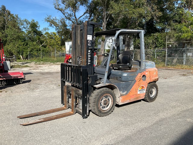 2015 Toyota 8FD35U 6750 lb Pneumatic Tire Forklift