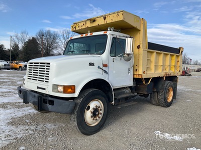 1998 International 4700 4x2 S/A Camión dumper