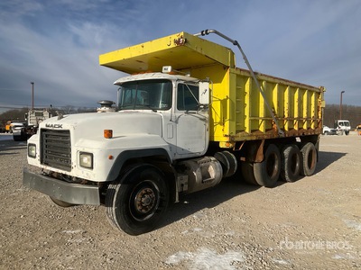 1999 Mack RD688S 8x4 Camion à benne basculante Tri/E
