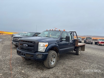 2013 Ford F-350 4x4 Crew Cab Camion à Plateau