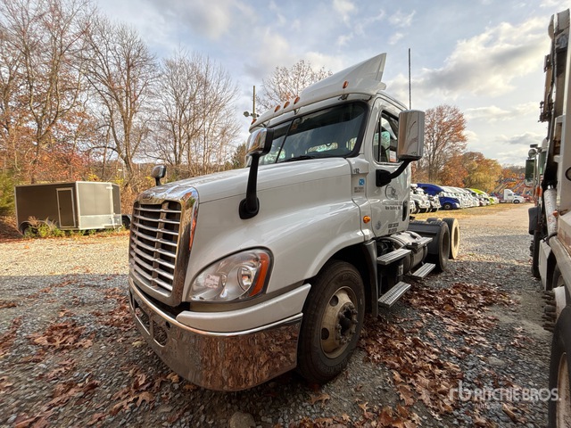 2016 Freightliner Cascadia 125 2016 Freightliner Cascadia 125 6X4 T/A Day Cab Truck Tractor (Inoperable)