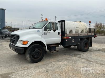 2000 Ford F-650 XL 4x2 Camion à Plateau