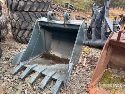 Hyundai R220 44 in Digging Excavator Bucket - Fits Hyundai R220