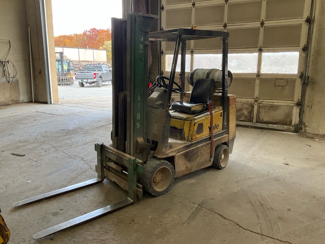Yale GLC040 4600 lb Pneumatic Tire Forklift