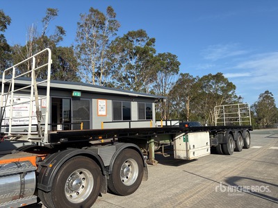 1996 Haulmark 13 m Tri/A Flatbed Trailer