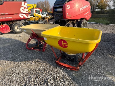 Quantity of (2) Esparcidor de sal