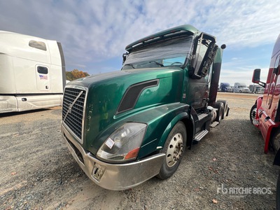 2013 Volvo VNL 6x4 تراكتور شاحنة نهارية (ثنائية المحور) (Inoperable)