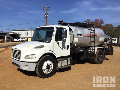 Rosco Maximizer II 1950 gal on 2014 Freightliner M2 106 4x2 Camion épandeur d'asphalte