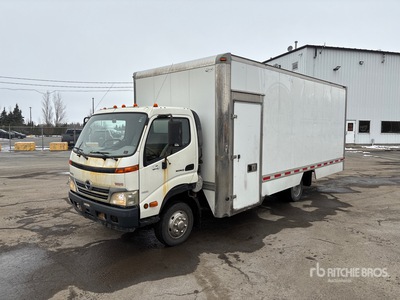 2010 Hino 155 T/A Furgoneta caja cerrada