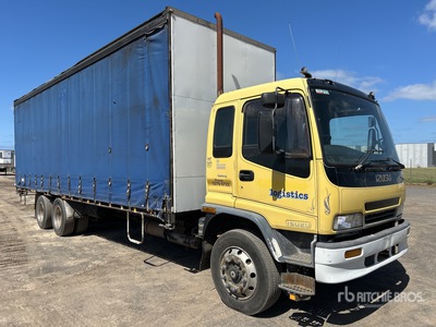 2003 Isuzu FVR 900 6x2 Camion con lona