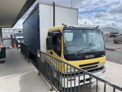2003 Isuzu Curtain Side Truck