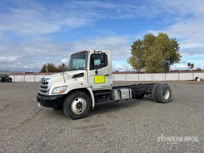 2012 Hino 338 4x2 を見 Cab and Chassis