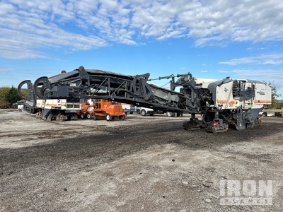 2015 Wirtgen Tracked Asfalteer frees machine